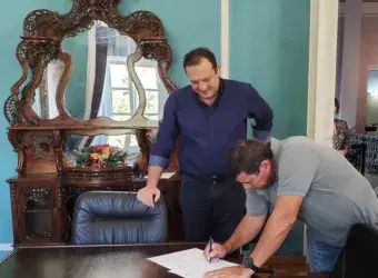 Ο νέος Τοπικός Σύμβουλος Πυθαγορείου Γεώργιος Κονταξής κατά την ορκωμοσία του ενώπιον του Δημάρχου Ανατολικής Σάμου