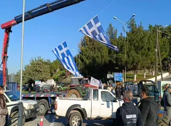 Αγρότες στη Σάμο σε μπλόκο στον κεντρικό δρόμο
