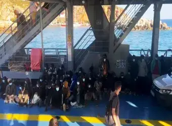 μεταφορά παράτυπων μεταναστών στη Λέσβο